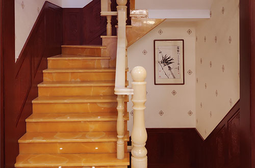 商洛中式别墅室内汉白玉石楼梯的定制安装装饰效果